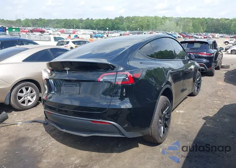 2025 Tesla Model Y Long Range Dual Motor All-Wheel Drive z USA, uszkodzony, nr VIN 7SAYGDED9SA356355